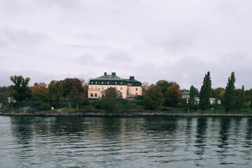 Fototapeta na wymiar Casa sulla lago in Svezia lusso