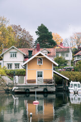 Fototapeta na wymiar Casa sul fiordo in Svezia pontile barca