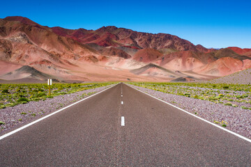 Vista de la ruta nacional n° 60, hacia los seismiles, en la Provincia de Catamarca, Argentina