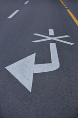 아스팔트 도로위 우회전 금지를 알리는 도로표시 화살표