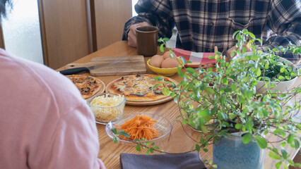 ピザを食べる男女　イメージ