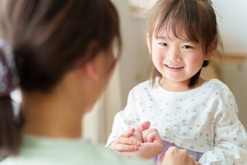 女の子と遊ぶお母さん