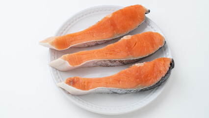 生の鮭の切り身