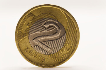 Polskie pieniądze, moneta dwa polskie złote na białym tle.