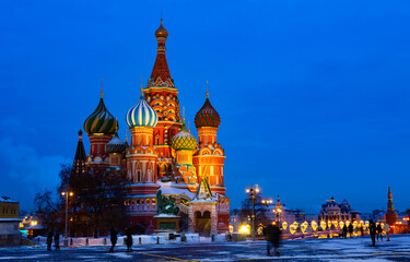 Fototapeta premium Scenic night view of famous nine domed Saint Basils Cathedral or Pokrovsky Cathedral on Red Square in Moscow. Popular cultural symbols of Russia..