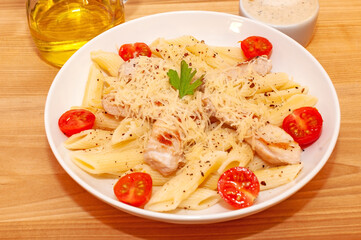 Pasta with chicken and tomatoes