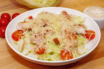 Caesar salad with chicken and crackers