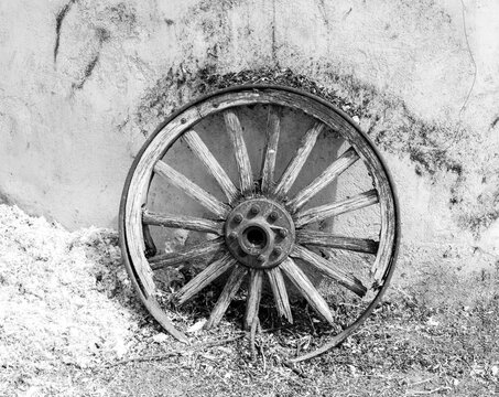 old wagon wheel black and white photo