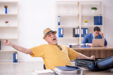 Obraz premium Old male boss and young male employee in summer vacation concept