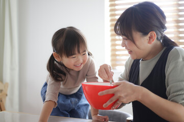 料理する親子