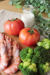 エビとトマトとブロッコリー