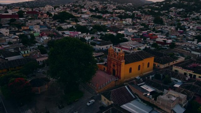 iglesia cat&oacute;lica tradicional mexicana, rodeada por uno de los pueblos m&aacute;gicos de M&eacute;xico, frente a ella se encuentra un gran &aacute;rbol roble con mas de 150 a&ntilde;os de edad.