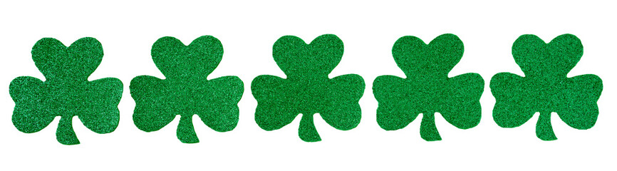 Obraz premium Row of green glitter shamrocks isolated on a transparent background, happy St. Patrick’s Day 