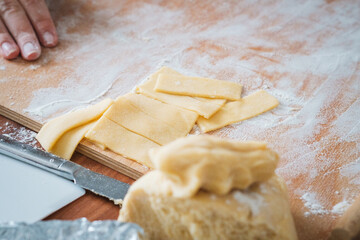 Selbstgemachter Keksteig wartet auf die Verarbeitung