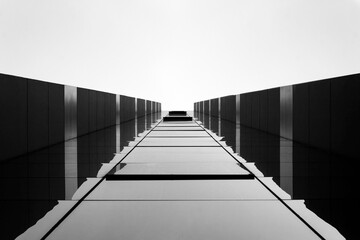 edificio en blanco y negro