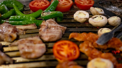 Naklejka na ściany i meble Closeup of grilled chicken kebabs with vegetables 