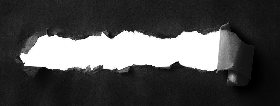 引き裂かれ、穴の空いた黒い紙の背景テクスチャー