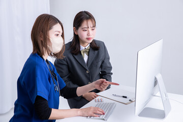 Obraz premium 医師からの説明を受ける女子高生