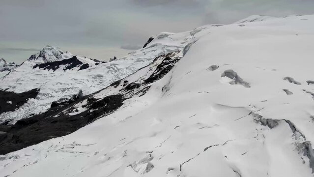 Nevado y cielo nublado en los andes y la cordillera de Quelccaya Cusco . Per&uacute;