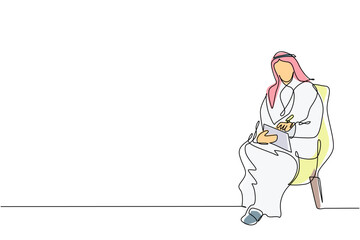 Continuous one line drawing young Arabian businessman with clipboard. Male executive sitting in armchair. Man taking notes. Psychology consultation. Single line draw design vector graphic illustration