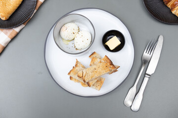 Truffle eggs with toast