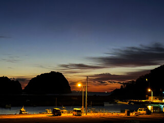 Fototapeta na wymiar 夜明け前の美しい港