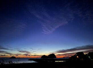 夜明け前の美しい海岸線