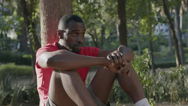 Persona sentada en un &aacute;rbol se levanta sonriendo a correr