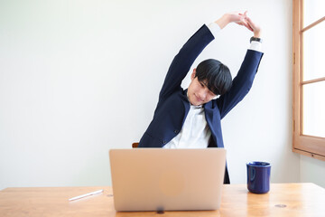 仕事中にストレッチする男性