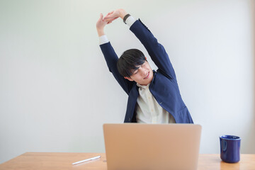 伸びをするビジネスパーソン