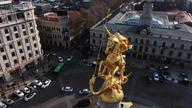 Flight around the freedom monument in tbilisi on freedom square close up