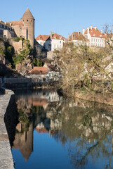 Fototapeta na wymiar Semur-en-Auxois, ville touristique et Site Patrimonial Remarquable, ses ruelles médiévales, son pont Pinard et ses monuments en Auxois en bourgogne en France
