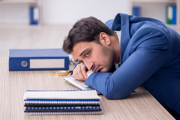 Obraz premium Young male employee working in the office