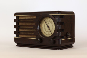 Antikes Radio aus Holz Seitenansicht