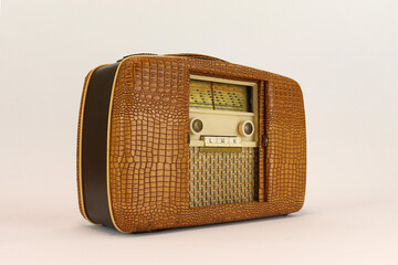 Retro Vintage Kofferradio mit Schlangenleder Seitenansicht