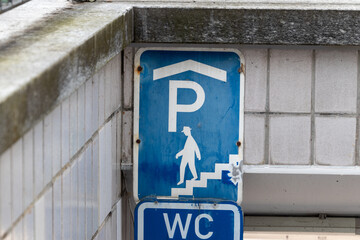 Verkehrszeichen kennzeichnet Unterführung zu Parkhaus und Toiletten