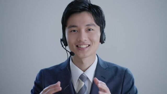 オンラインミーティングをする若い男性