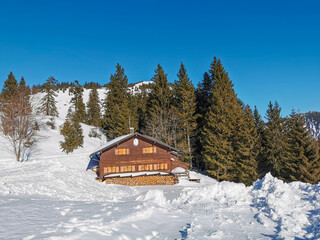 Einsame Alm im Winter in den Bayerischen Voralpen