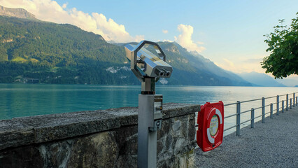 Brienzersee bei Interlaken in der schönen Schweiz mit Fernglas
