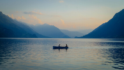 Brienzersee bei Interlaken in der schönen Schweiz mit Boot vor Sonnenuntergang