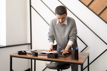 Obraz premium a woman in the office cleans up her desk