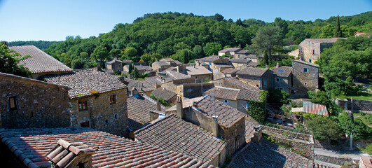 Saint-Montan, Dorfansicht über die Dächer von oben, Panorama