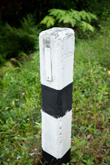 Roadside concrete pillars It's a sign showing the way.