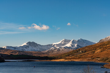 Obraz premium driving around Snowdonia National Park in winter