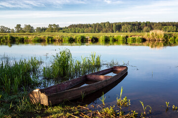 tradycyjne drewniane łodzie na rzece Narew, Podlasie, Polska © podlaski49