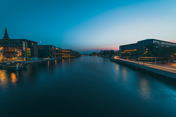 Naklejka premium water canal in Copenhagen at dusk