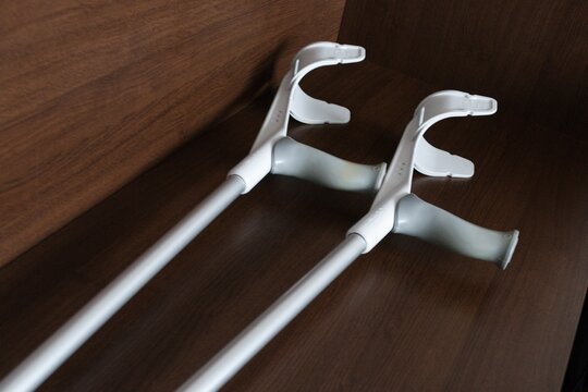 cruptches for walking after leg injury