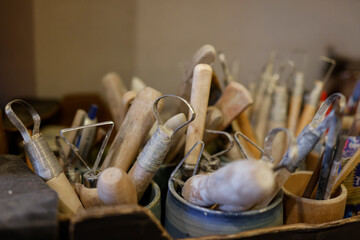 In der Keramikwerkstatt gibt es noch handgefertigtes Geschirr zu sehen.