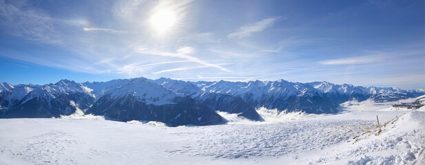 Schönes Winterpanorama im Skigebiet Wildkogel bei Bramberg in Österreich.