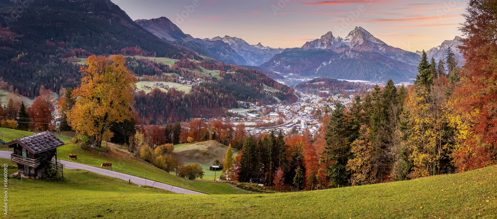 Fototapete Gorgeous mountain scenery in the Bavarian Alps. Scenic image of nature landscape during sunset. Alpine village of Berchtesgaden and Watzmann massif with colorful sky. Popular travel destination